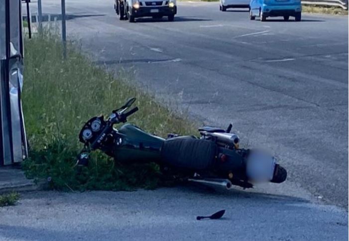 FOTO/ Scontro tra auto e moto, centauro sbalzata a metri di distanza