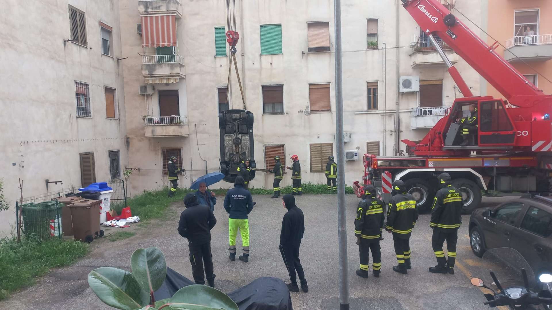 Finiscono con l’auto nel fossato, 18enne ferito