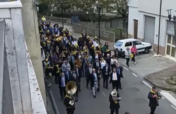 Ricigliano, Malpede sfila con la banda musicale e l’ex sindaco Turturiello scende al fianco di Picciuoli