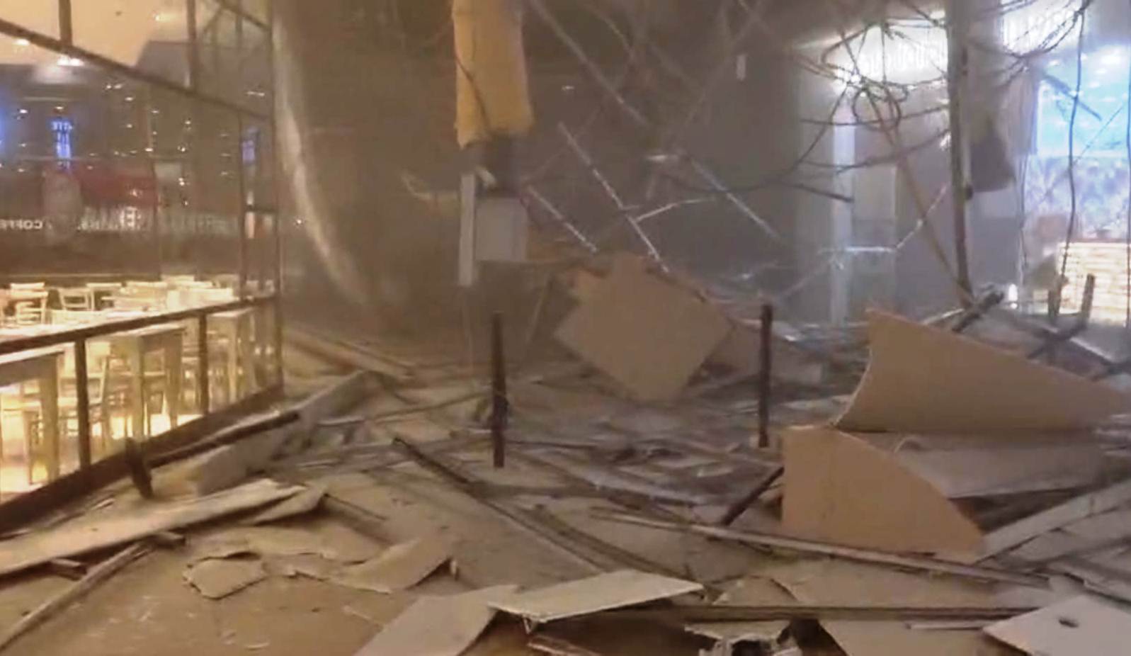 Panico al centro commerciale ‘Campania’: crolla parte del tetto