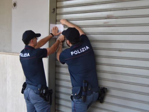 Polizia chiude centro massaggi nel Salernitano