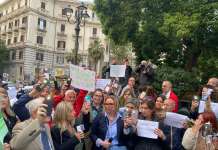 VIDEO/ Napoli, famiglie in piazza contro violenza giovanile: politici messi all’angolo