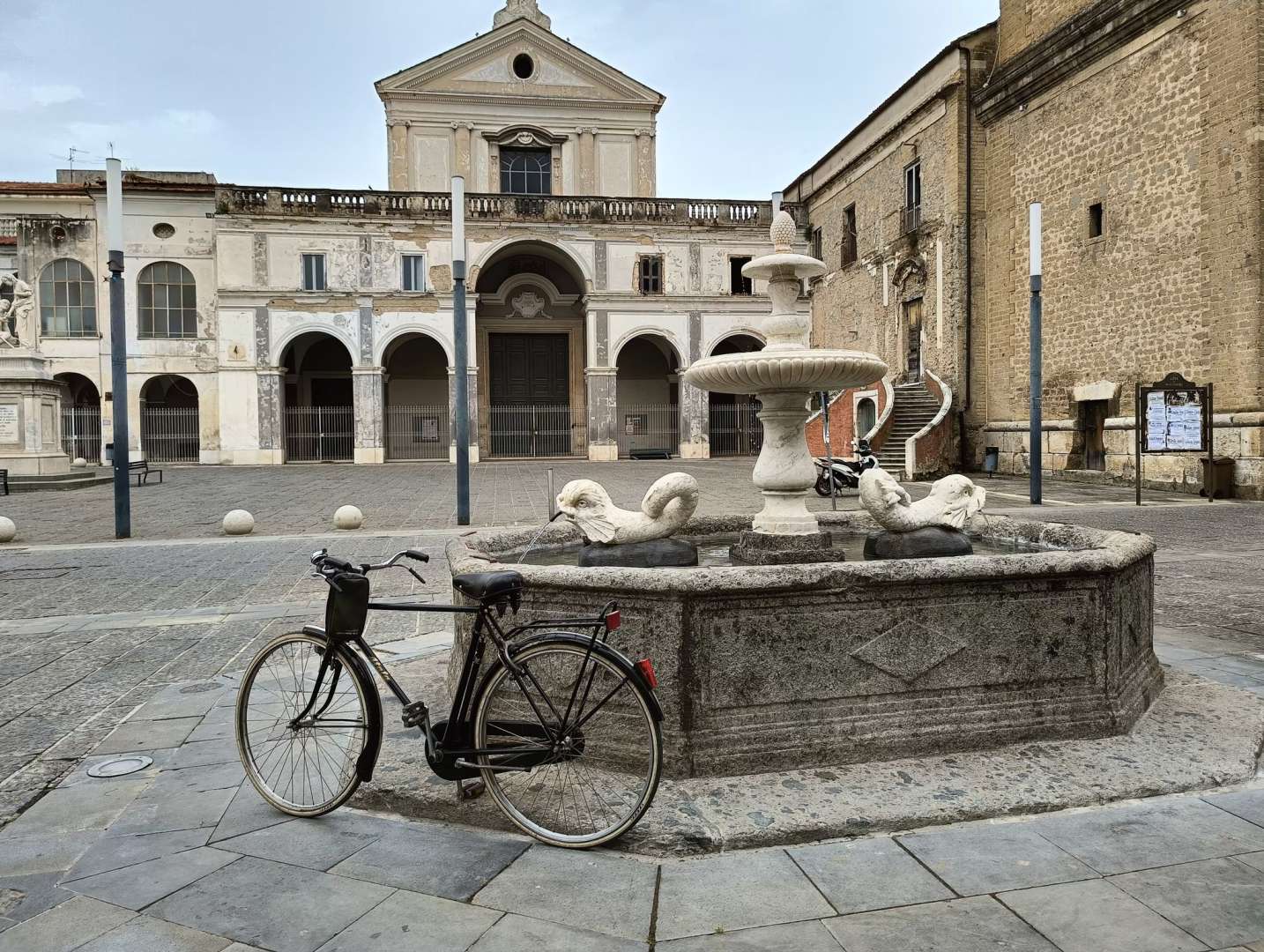 FOTO/ Marcianise, dopo il restauro inaugurata la Fontana dei Delfini: di nuovo possibile l’antico rito della ‘bevuta’