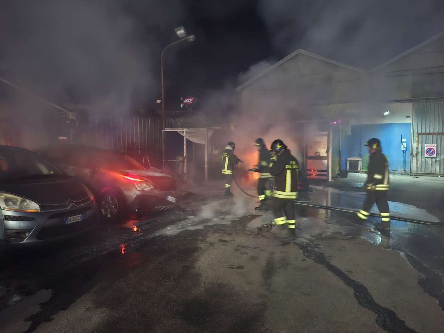 Incendio in un’officina a Piano Cappelle, 6 veicoli coinvolti