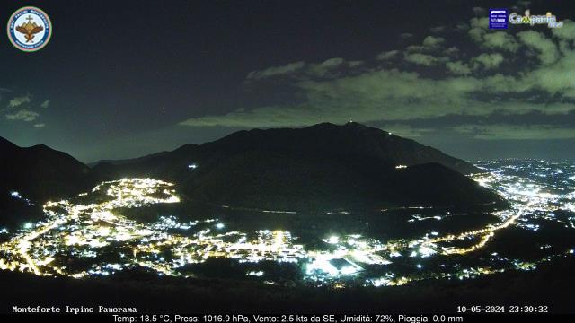 Spettacolo in Irpinia, l’aurora boreale illumina di rosso il cielo