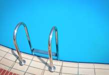 Bambino rischia di soffocare in piscina, operatrice sanitaria gli salva la vita