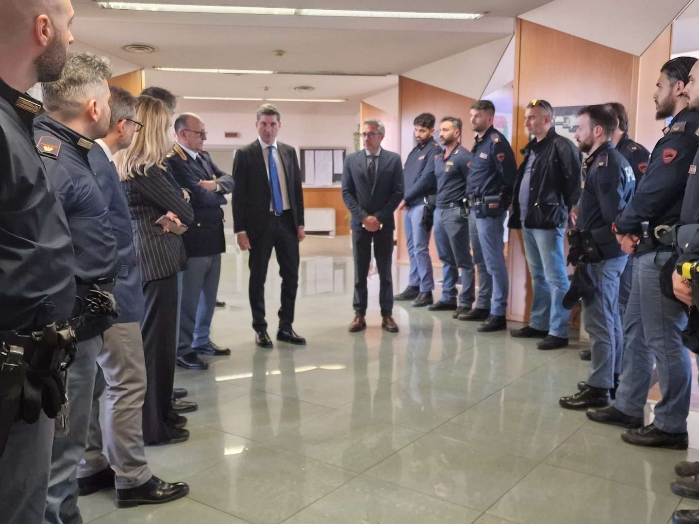 Poliziotto salernitano accoltellato a Milano, è grave