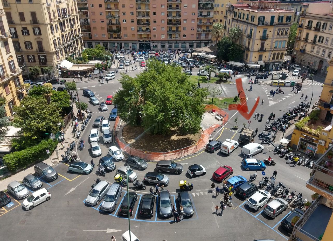 VIDEO/ Rissa tra giovani in Piazza Vanvitelli: le immagini fanno il giro della rete