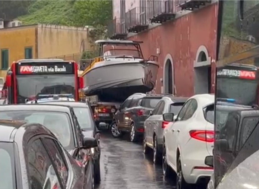 Varo e alaggio nel porto di Baia, è guerra infinita tra ordinanze e possibili nuovi ricorsi