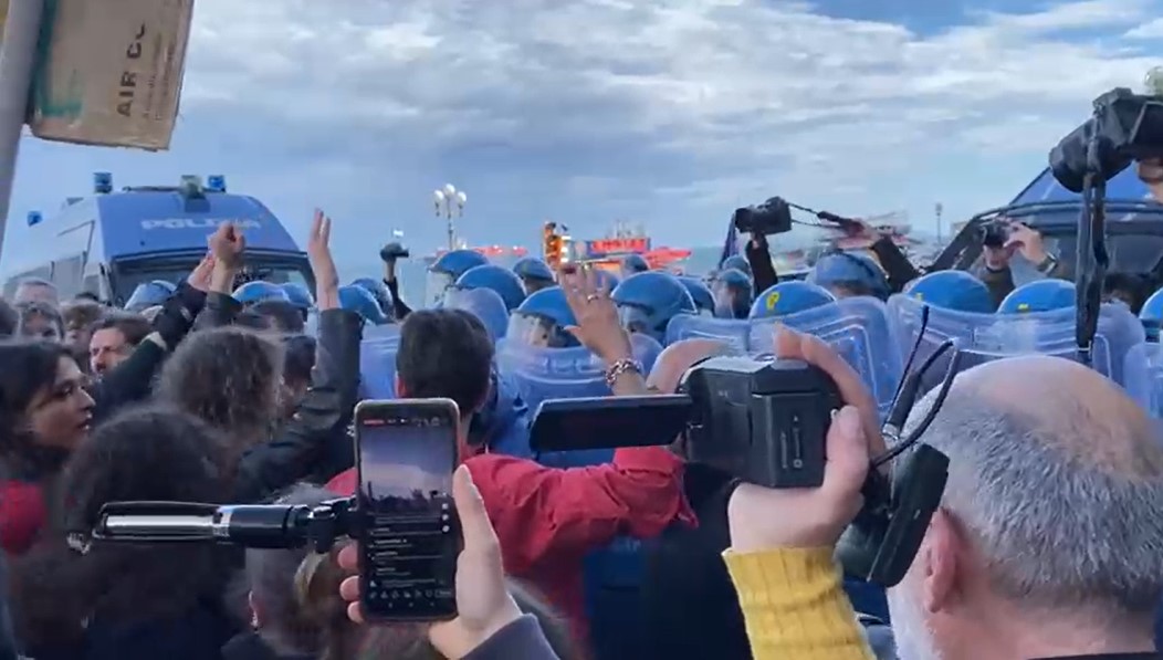 VIDEO/ Vannacci a Napoli, protesta e tensioni sul Lungomare