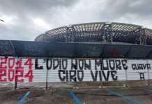 “L’odio non muore. Ciro vive”: striscione contro l’ultrà che uccise il tifoso del Napoli
