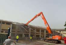 VIDEO/FOTO Imbriani, ruspe in azione: parte la demolizione