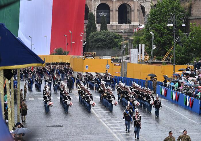 Festa della Repubblica, Mattarella depone la corona d’alloro all’Altare della Patria