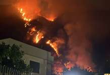 Napoli, Manfredi firma l’attesa ordinanza di prevenzione roghi nel giorno di fuoco ai Camaldoli