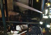 FOTO/ Incendio nel prefabbricato: stabile evacuato e inagibile