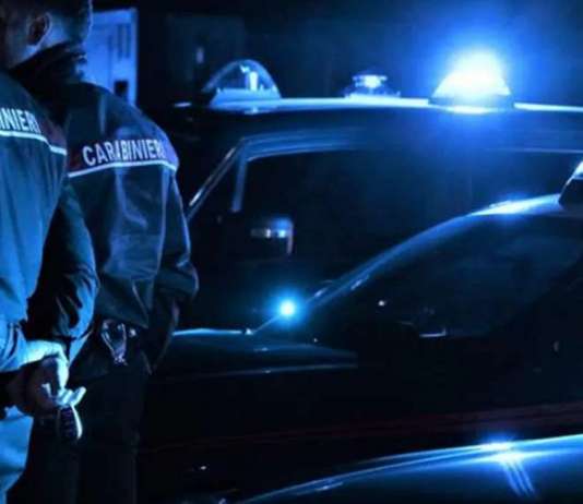Truffano un’anziana col finto incidente del figlio, cittadini li cercano nelle campagne: due fermati