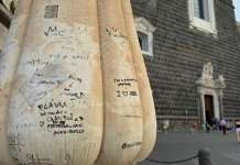 Napoli, guglia di piazza del Gesù sfregiata da scritte: 10 giorni fa ripulita da volontari