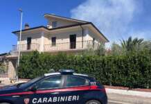Fiamme nel garage: due auto distrutte, indagini in corso