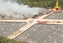 Incendio ecoballe, l’ira dei sindaci a Regione e Prefetto: “Troppe chiacchiere, servono escavatori e pale meccaniche”