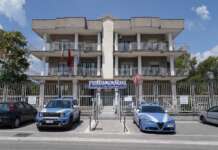 Minaccia di suicidarsi, i poliziotti intervengono e scongiurano il peggio