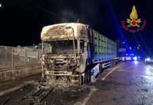 A fuoco autotreno con cassoni di pomodori: tragedia sfiorata