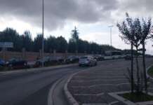 Auto si ribalta sulla Bonatti: traffico in tilt, ferito un 26enne
