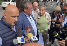 Caos voli Capodichino, sit-in sotto il Comune: “Aprire Grazzanise, Pontecagnano non decongestiona”