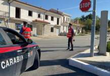 Torna a casa ubriaco e poi scappa armato di coltello: denunciato