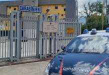 La madre rifiuta di dargli soldi, il figlio le spara contro l’auto