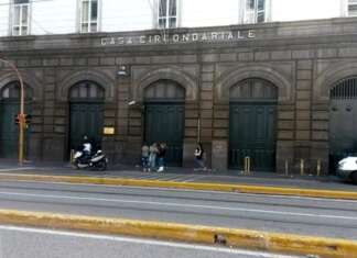 Maxi sequestro di cellulari in carcere a Napoli, venti in tre reparti Carcere poggioreale