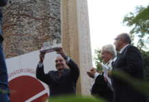 A Zahi Hawass il premio Traiano: la Giustino Fortunato omaggia l’archeologo al Teatro Romano