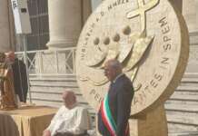 Il sindaco Mastrocinque in udienza dal Papa: donato il Carro di Grano col logo del Giubileo 2025