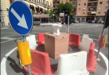 Napoli, la beffa dell’artista: water sulla rotonda della discordia