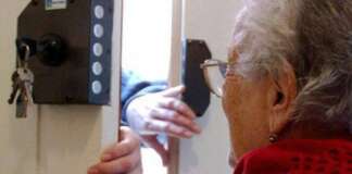 Truffe agli anziani, scoperta nel Napoletano una centrale telefonica: quattro arresti