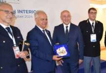 Il Questore rende omaggio al Ministro Piantedosi con un “Crest”