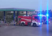 FOTO/ Auto in fiamme mentre fa benzina: paura per una donna