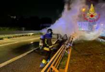 FOTO/ Auto in transito va in fiamme: paura per una famiglia