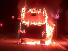 VIDEO/ Auotbus Eav avvolto dalle fiamme: mezzo distrutto in pochi minuti