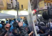VIDEO/ G7 Difesa a Napoli, scontri e lacrimogeni: un migliaio in corteo