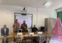 Studenti a lezione di Batik con l’ambasciatore indonesiano
