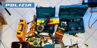 FOTO/ Scoperto un garage adibito allo smontaggio di auto rubate