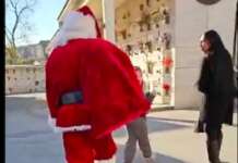 FOTO/ Babbo Natale degli Angeli arriva al cimitero di Avellino