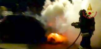 FOTO/ Auto in fiamme nella notte: indagano i Carabinieri