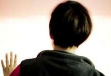 Aniello, padre di un bimbo autistico: “Da anni senza cure, sono disperato”