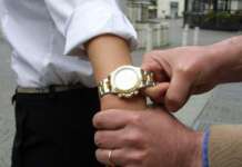 Turista rapinato in hotel a Napoli, rubato orologio da 80mila euro: bandito fermato