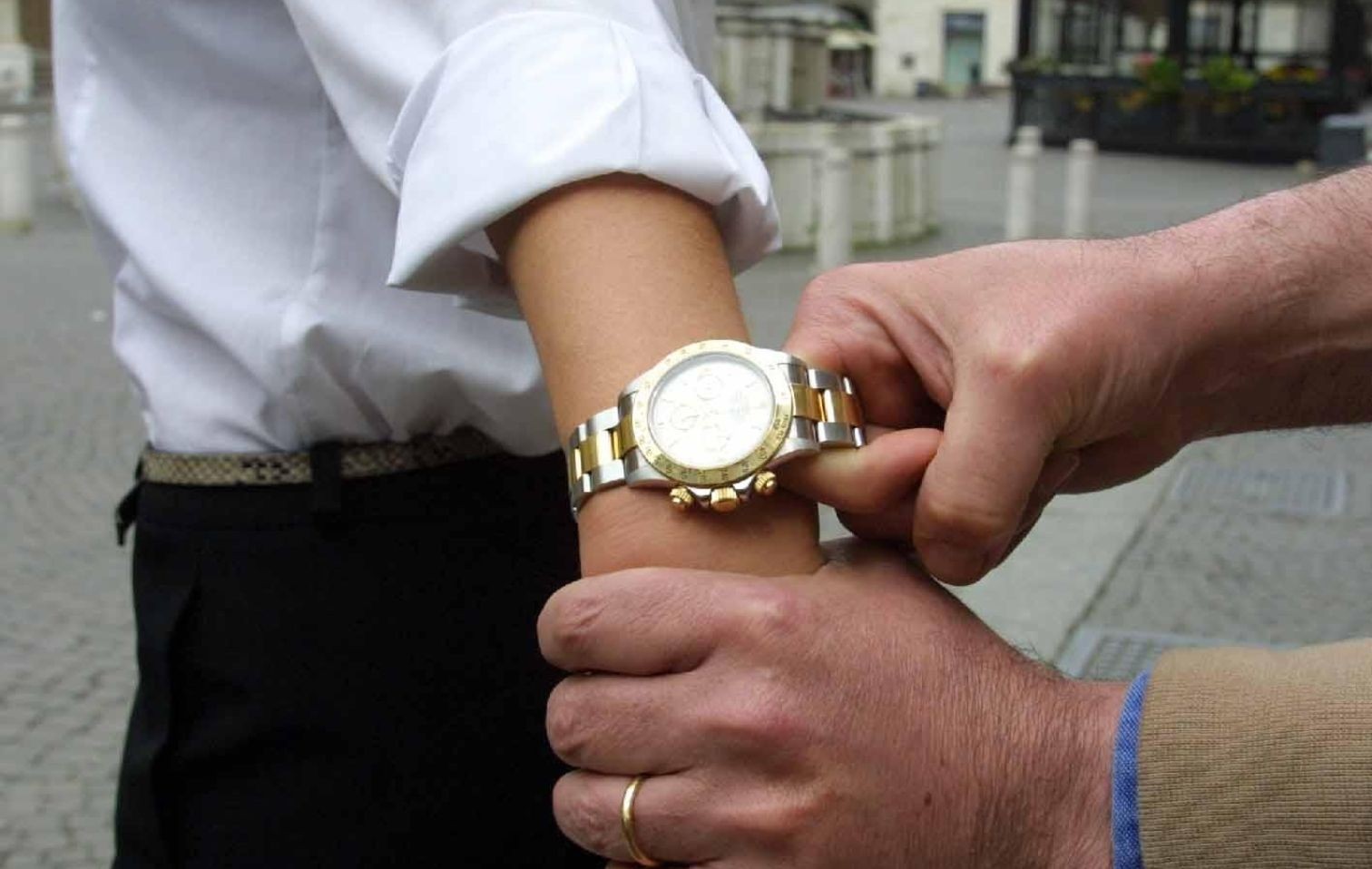 Lord scippato dell’orologio a Capri: è caccia ai due rapinatori Lord scippato dell’orologio a Capri: è caccia ai due rapinatori