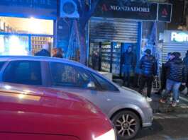 FOTO/ Eboli, fiamme alla libreria Mondadori