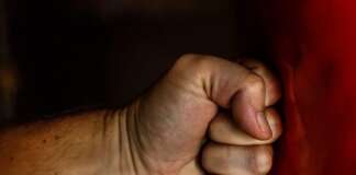 Calci e pugni alle ex, un 34enne e un 40enne arrestati