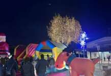 FOTO/ San Leucio del Sannio, bambini felici con «Il Magico Villaggio di Babbo Natale» e l’accensione del maestoso albero natalizio
