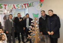 Tour nelle scuole del sindaco per la consegna dell’albero di Natale: “Un valore da preservare”